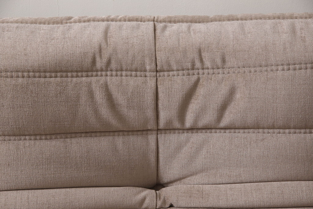 中古　フランス家具　美品　ligne roset(リーン・ロゼ)　ROSETTOGO(ロゼトーゴ)　くすみピンク色　洗練されたモダンデザインが目を引く三人掛けソファ(リーンロゼ、3人掛け、トリプルソファ、ローソファ、生地:Hランク)(定価約34万円)(R-066585)