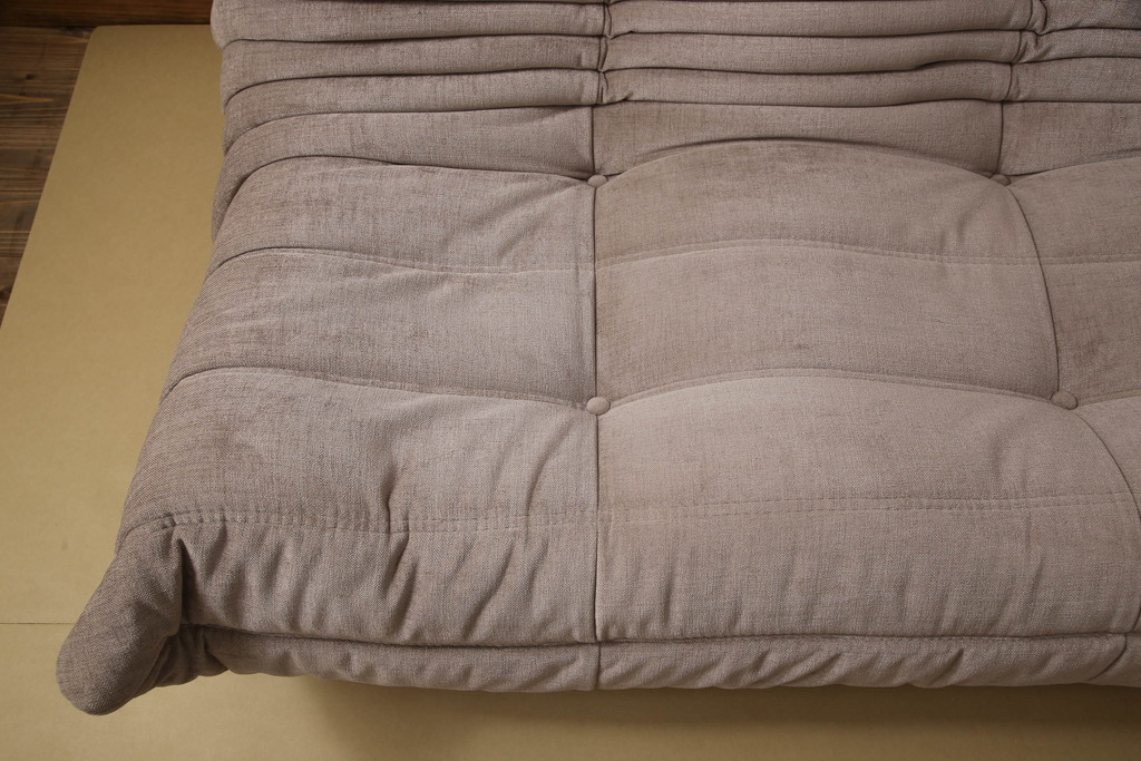 中古　フランス家具　美品　ligne roset(リーン・ロゼ)　ROSETTOGO(ロゼトーゴ)　くすみピンク色　洗練されたモダンデザインが目を引く三人掛けソファ(リーンロゼ、3人掛け、トリプルソファ、ローソファ、生地:Hランク)(定価約34万円)(R-066585)