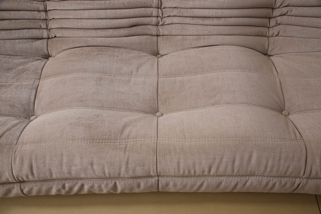 中古　フランス家具　美品　ligne roset(リーン・ロゼ)　ROSETTOGO(ロゼトーゴ)　くすみピンク色　洗練されたモダンデザインが目を引く三人掛けソファ(リーンロゼ、3人掛け、トリプルソファ、ローソファ、生地:Hランク)(定価約34万円)(R-066585)