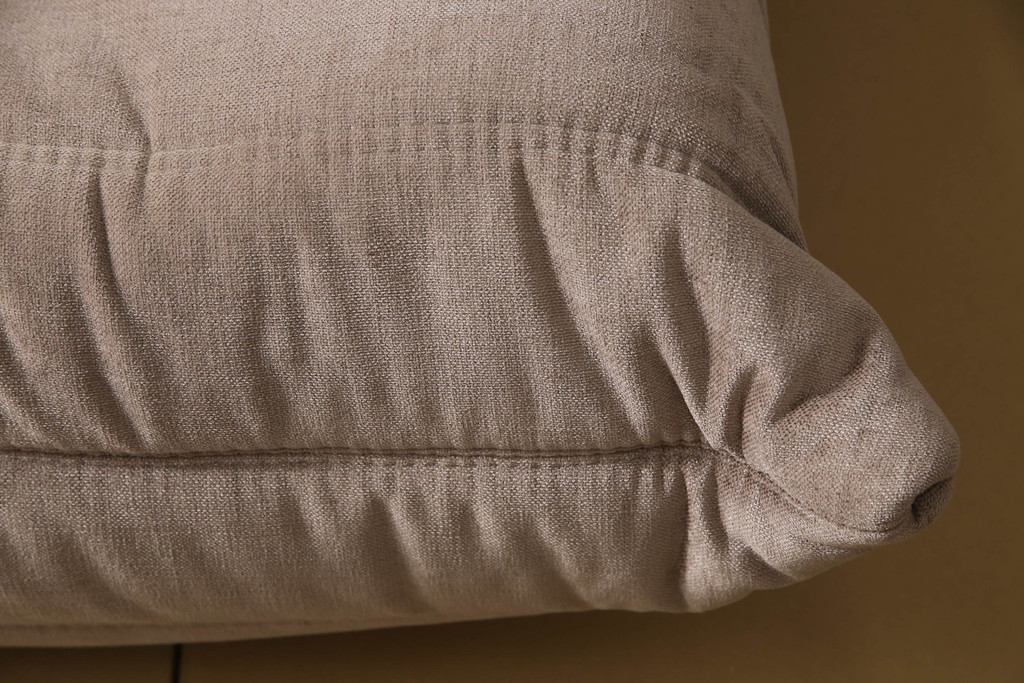 中古　フランス家具　美品　ligne roset(リーン・ロゼ)　ROSETTOGO(ロゼトーゴ)　くすみピンク色　洗練されたモダンデザインが目を引く三人掛けソファ(リーンロゼ、3人掛け、トリプルソファ、ローソファ、生地:Hランク)(定価約34万円)(R-066585)