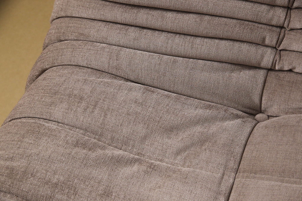 中古　フランス家具　美品　ligne roset(リーン・ロゼ)　ROSETTOGO(ロゼトーゴ)　くすみピンク色　洗練されたモダンデザインが目を引く三人掛けソファ(リーンロゼ、3人掛け、トリプルソファ、ローソファ、生地:Hランク)(定価約34万円)(R-066585)