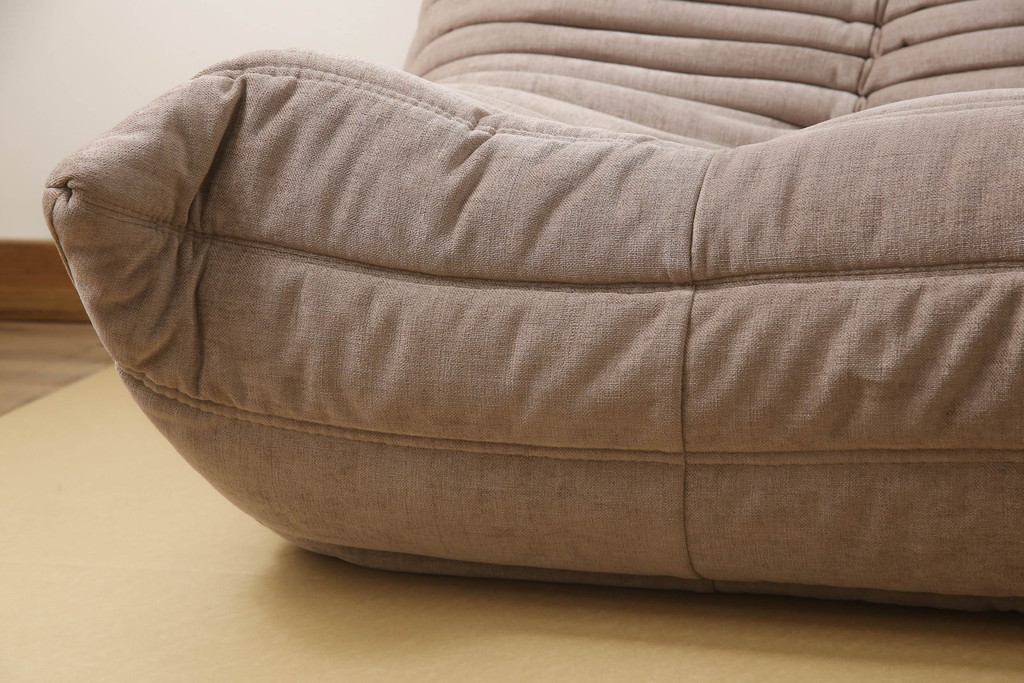 中古　フランス家具　美品　ligne roset(リーン・ロゼ)　ROSETTOGO(ロゼトーゴ)　くすみピンク色　洗練されたモダンデザインが目を引く三人掛けソファ(リーンロゼ、3人掛け、トリプルソファ、ローソファ、生地:Hランク)(定価約34万円)(R-066585)