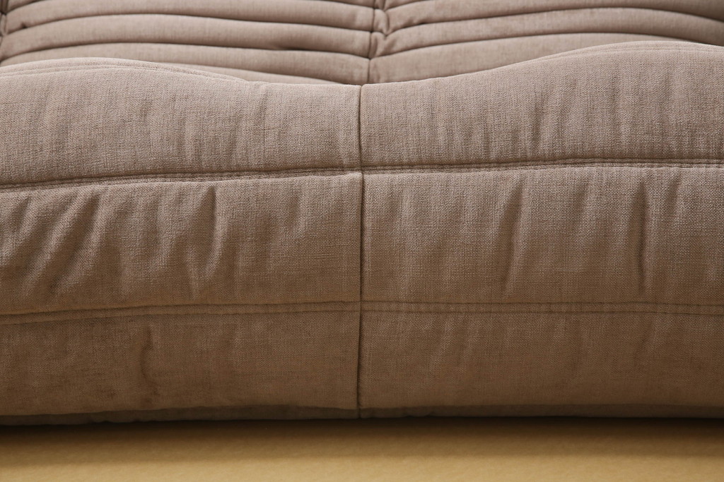 中古　フランス家具　美品　ligne roset(リーン・ロゼ)　ROSETTOGO(ロゼトーゴ)　くすみピンク色　洗練されたモダンデザインが目を引く三人掛けソファ(リーンロゼ、3人掛け、トリプルソファ、ローソファ、生地:Hランク)(定価約34万円)(R-066585)