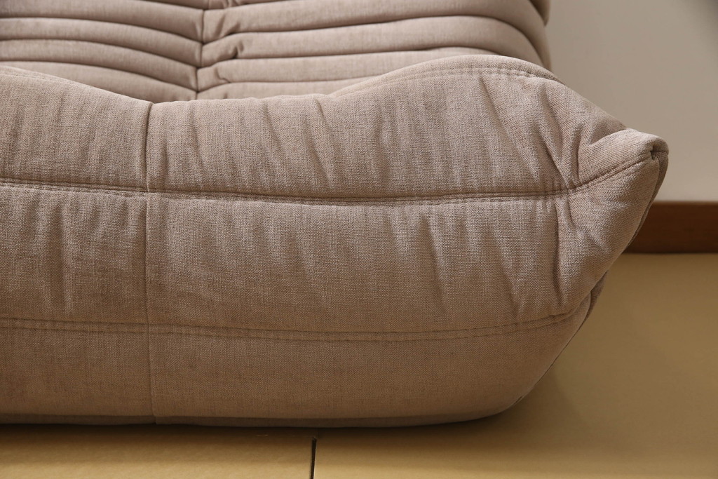 中古　フランス家具　美品　ligne roset(リーン・ロゼ)　ROSETTOGO(ロゼトーゴ)　くすみピンク色　洗練されたモダンデザインが目を引く三人掛けソファ(リーンロゼ、3人掛け、トリプルソファ、ローソファ、生地:Hランク)(定価約34万円)(R-066585)