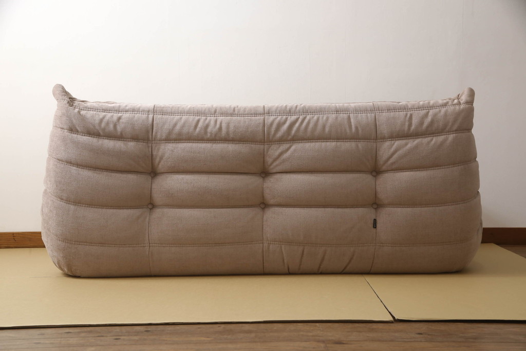 中古　フランス家具　美品　ligne roset(リーン・ロゼ)　ROSETTOGO(ロゼトーゴ)　くすみピンク色　洗練されたモダンデザインが目を引く三人掛けソファ(リーンロゼ、3人掛け、トリプルソファ、ローソファ、生地:Hランク)(定価約34万円)(R-066585)