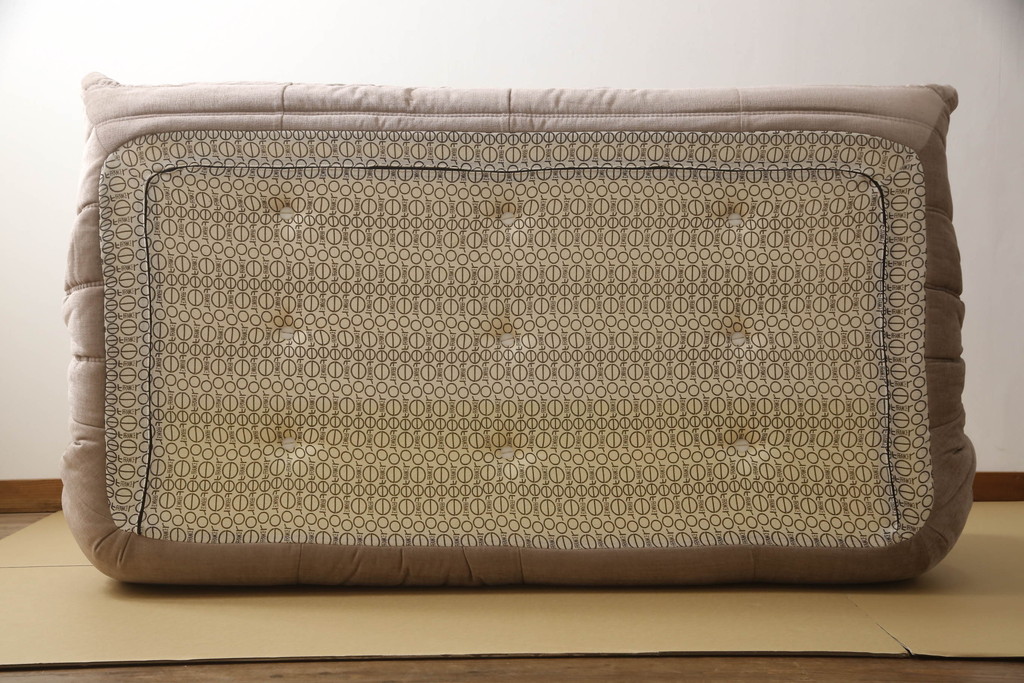 中古　フランス家具　美品　ligne roset(リーン・ロゼ)　ROSETTOGO(ロゼトーゴ)　くすみピンク色　洗練されたモダンデザインが目を引く三人掛けソファ(リーンロゼ、3人掛け、トリプルソファ、ローソファ、生地:Hランク)(定価約34万円)(R-066585)