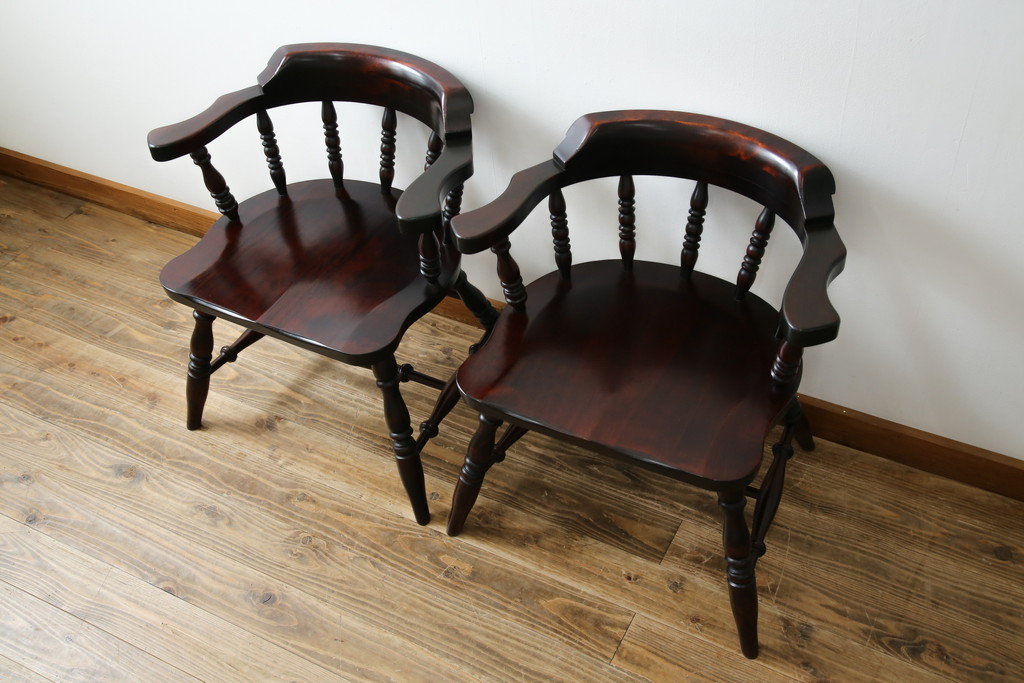 中古　美品　国産職人手作り　カバ材　品でクラシカルな佇まいがお洒落なキャプテンチェア2脚セット(アームチェア、ダイニングチェア、板座チェア、椅子、イス、バラ売り可能)(R-082741)