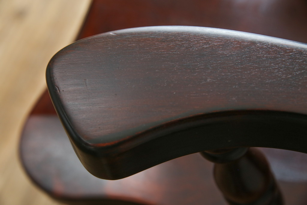 中古　美品　国産職人手作り　カバ材　品でクラシカルな佇まいがお洒落なキャプテンチェア2脚セット(アームチェア、ダイニングチェア、板座チェア、椅子、イス、バラ売り可能)(R-082741)