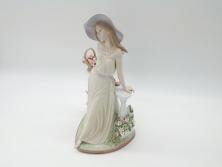 【骨董買取】リヤドロ　LLADRO　輝く時　女性のフィギュリン(陶器人形、オブジェ)(定価181,500円)を買取りました。