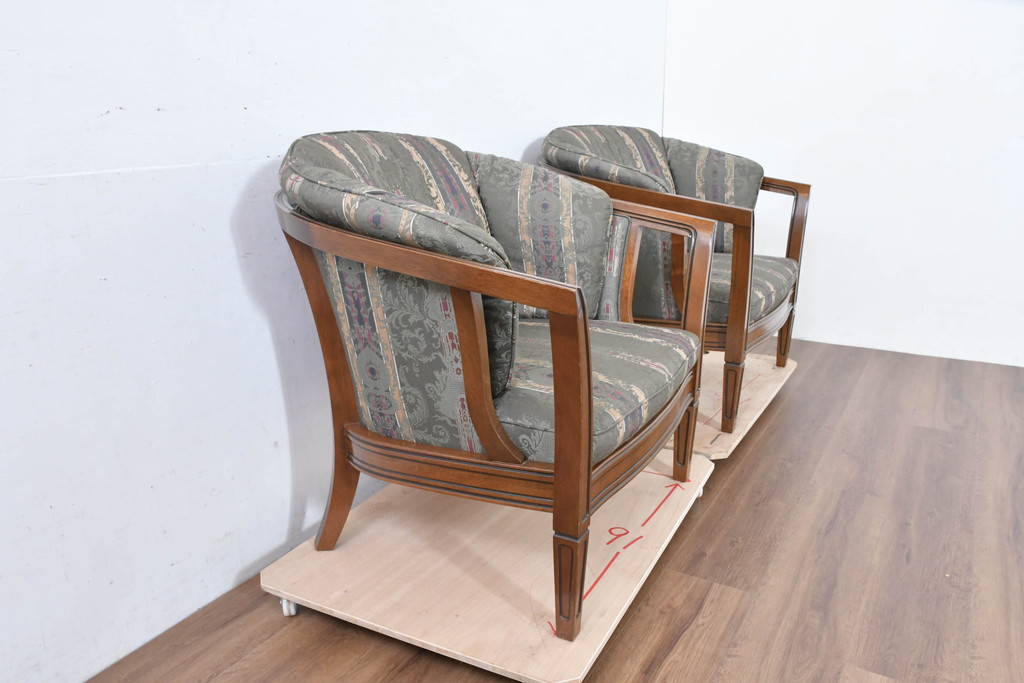 中古　美品　maruni(マルニ木工)　地中海ロイヤルシリーズ(ROYAL)　シャルル　優雅な曲線美と重厚感漂うアームチェア2脚セット(1Pソファ、1人掛けソファ、一人掛けソファ、アームチェア、バラ売り可能)(定価2脚で約60万円)(R-084267)
