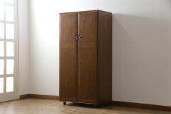 イギリスビンテージ　希少!!　ERCOL(アーコール)　美しい木目と滑らかに面取りされた扉が上品な雰囲気を醸し出すワードローブ(洋服タンス、収納棚、戸棚、キャビネット、ヴィンテージ、英国)(R-066300)