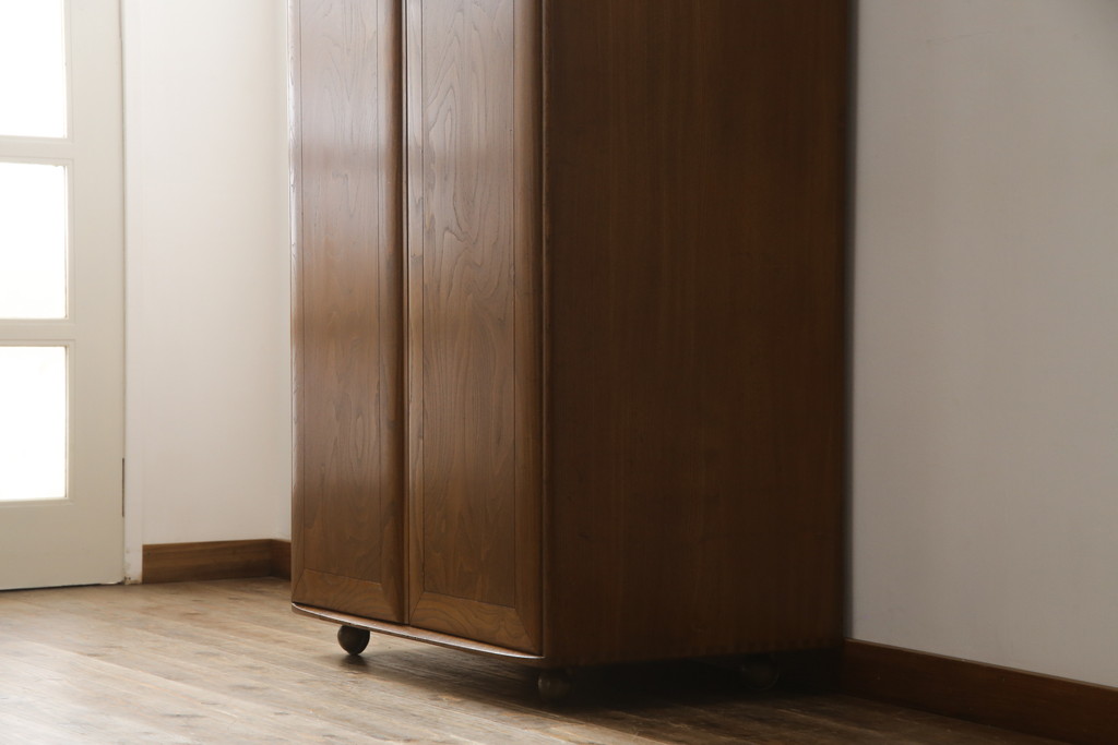 イギリスビンテージ　希少!!　ERCOL(アーコール)　美しい木目と滑らかに面取りされた扉が上品な雰囲気を醸し出すワードローブ(洋服タンス、収納棚、戸棚、キャビネット、ヴィンテージ、英国)(R-066300)