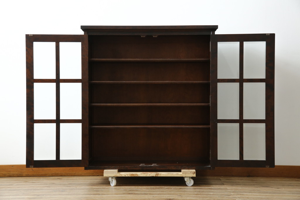 中古　美品　北海道民芸家具　脚(台輪)付きリメイク　シックな色合いで落ち着いた空間を演出するサイドキャビネット(サイドボード、収納棚、戸棚、食器棚、カップボード)(R-084238)
