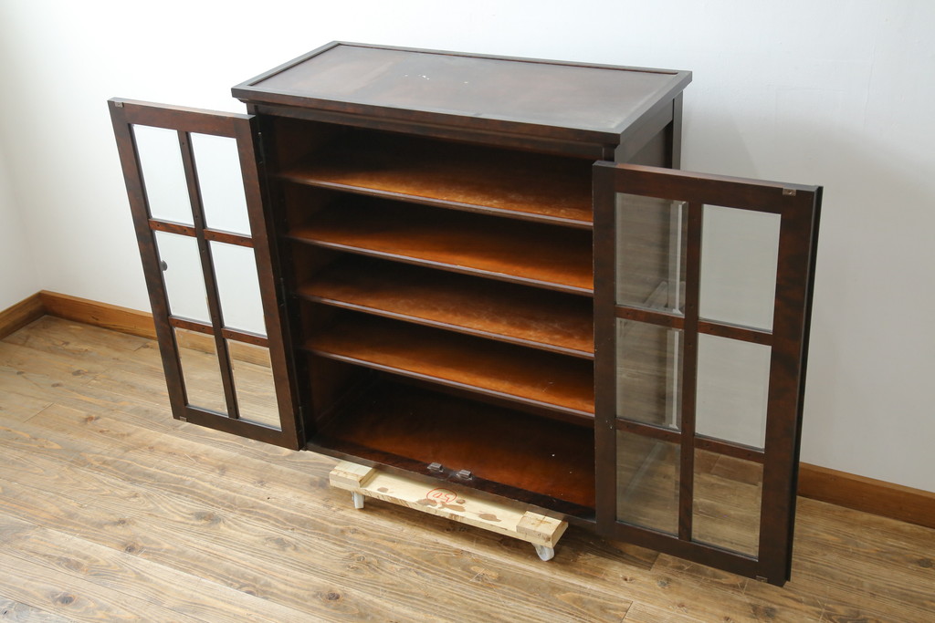 中古　美品　北海道民芸家具　脚(台輪)付きリメイク　シックな色合いで落ち着いた空間を演出するサイドキャビネット(サイドボード、収納棚、戸棚、食器棚、カップボード)(R-084238)