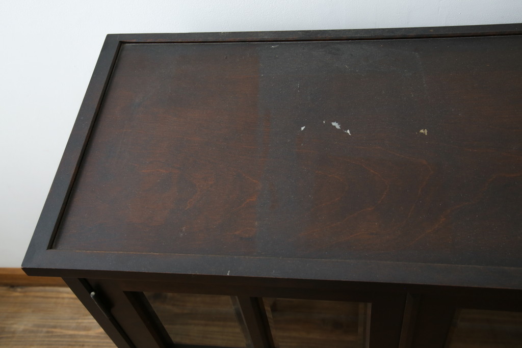 中古　美品　北海道民芸家具　脚(台輪)付きリメイク　シックな色合いで落ち着いた空間を演出するサイドキャビネット(サイドボード、収納棚、戸棚、食器棚、カップボード)(R-084238)