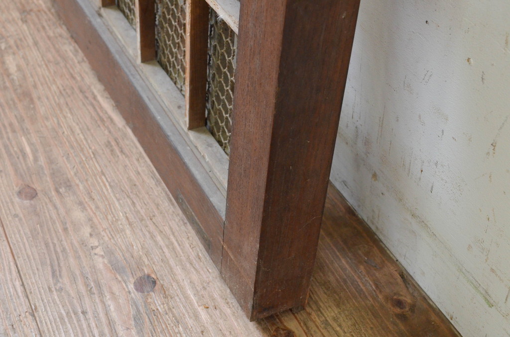 アンティーク建具 枠欅(ケヤキ)材 亀甲金網入りの重厚感ある