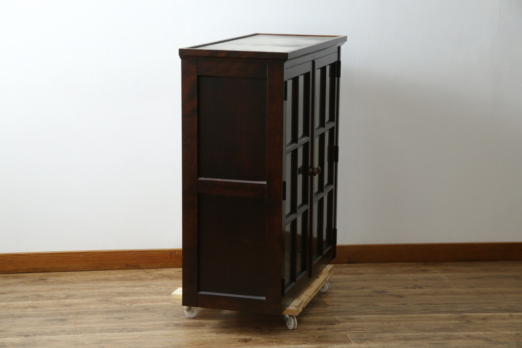 中古　美品　北海道民芸家具　脚(台輪)付きリメイク　シックな色合いで落ち着いた空間を演出するサイドキャビネット(サイドボード、収納棚、戸棚、食器棚、カップボード)(R-084132)