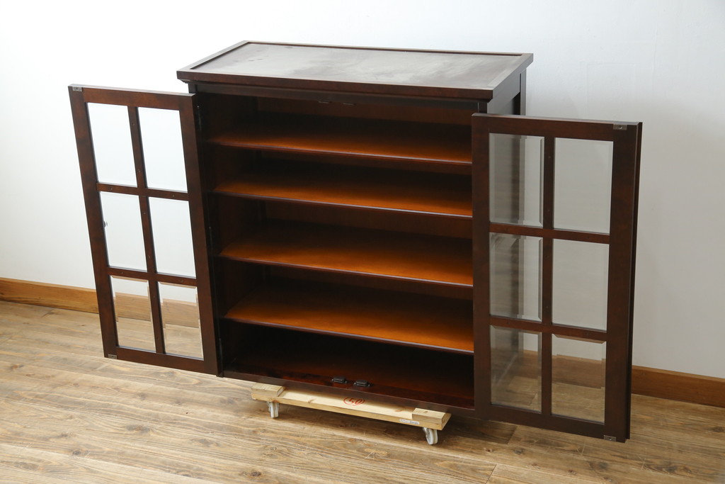 中古　美品　北海道民芸家具　脚(台輪)付きリメイク　シックな色合いで落ち着いた空間を演出するサイドキャビネット(サイドボード、収納棚、戸棚、食器棚、カップボード)(R-084132)