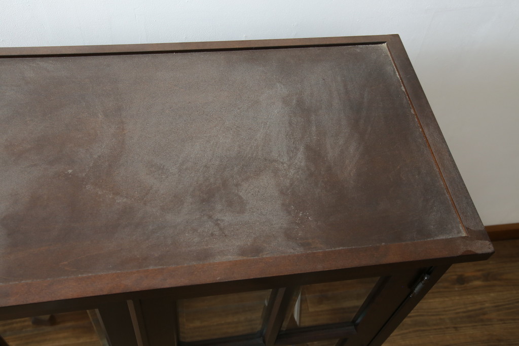 中古　美品　北海道民芸家具　脚(台輪)付きリメイク　シックな色合いで落ち着いた空間を演出するサイドキャビネット(サイドボード、収納棚、戸棚、食器棚、カップボード)(R-084132)