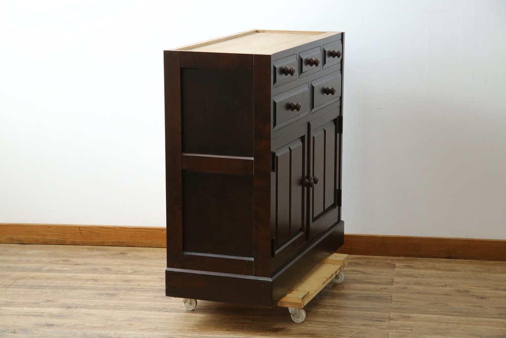 中古　美品　北海道民芸家具　天板リメイク　シックな色合いで落ち着いた空間を演出するサイドキャビネット(サイドボード、収納棚、戸棚)(R-084133)