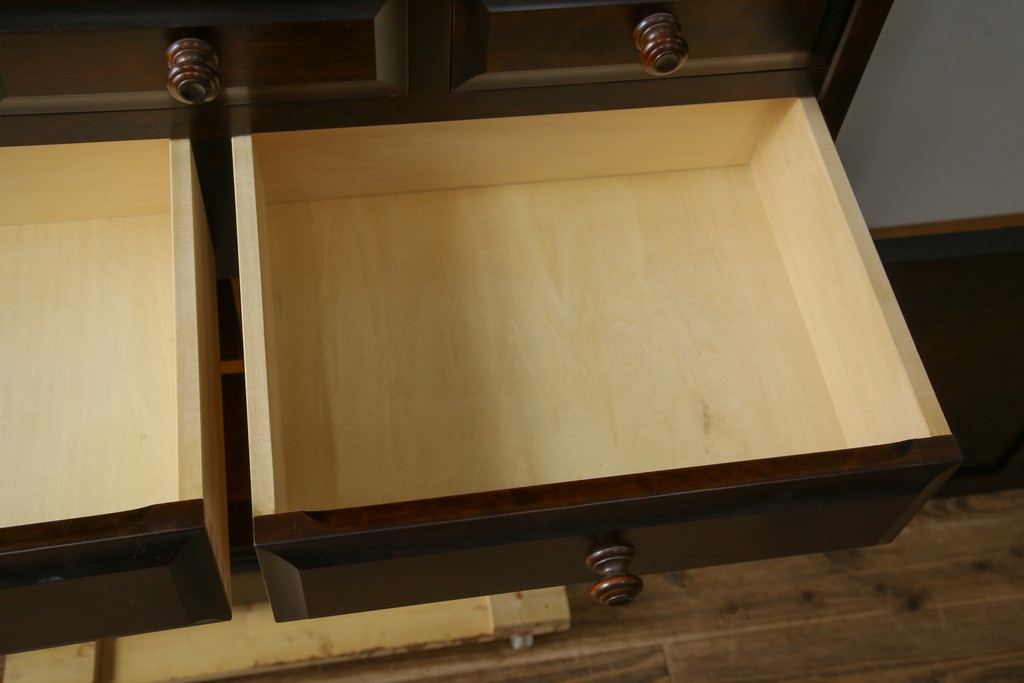 中古　美品　北海道民芸家具　天板リメイク　シックな色合いで落ち着いた空間を演出するサイドキャビネット(サイドボード、収納棚、戸棚)(R-084133)