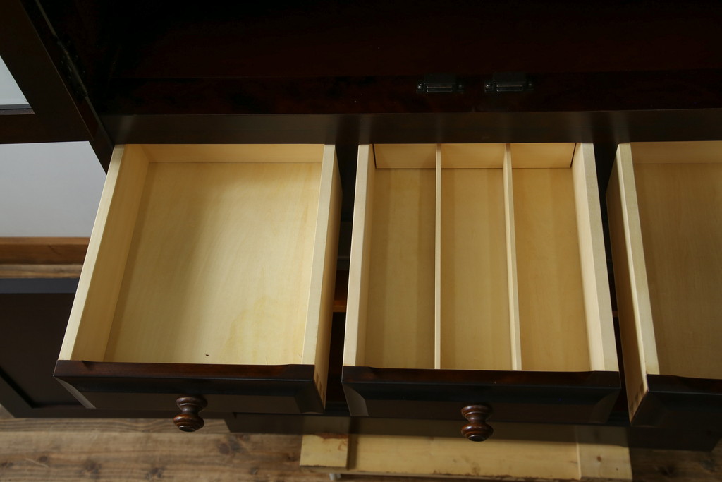 中古　美品　北海道民芸家具　天板リメイク　シックな色合いで落ち着いた空間を演出するサイドキャビネット(サイドボード、収納棚、戸棚)(R-084133)