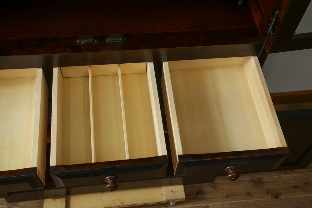 中古　美品　北海道民芸家具　天板リメイク　シックな色合いで落ち着いた空間を演出するサイドキャビネット(サイドボード、収納棚、戸棚)(R-084133)
