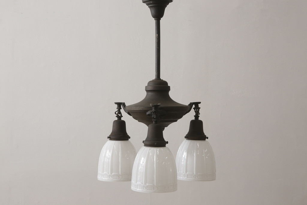 アンティーク照明　大正ロマンの雰囲気漂う古い洋館の三灯シャンデリア(3灯、天井照明、吊り下げ照明)(R-069726)