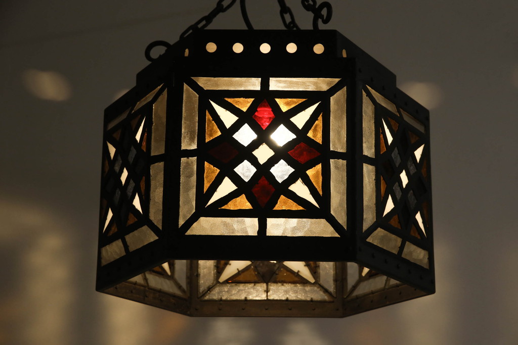  ビンテージ照明　　アイアンフレームとステンドグラスがおしゃれな天井照明(吊り下げ照明、シェード、ヴィンテージ、ペンダントライト)(R-069727)