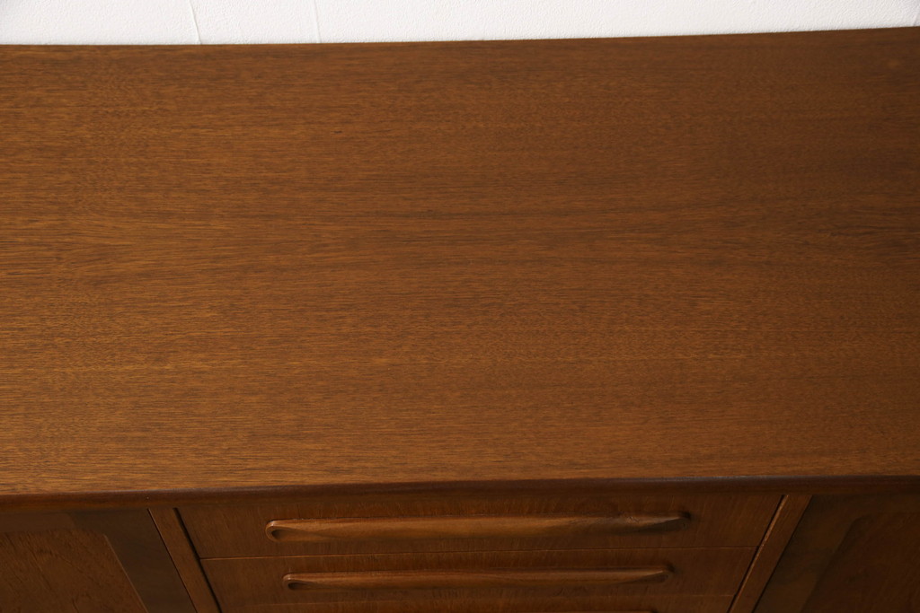 イギリスビンテージ　G-PLAN(ジープラン)　Fresco(フレスコ)　Long John(ロングジョン)　幅広サイズのサイドボード(収納棚、戸棚、サイドキャビネット、リビングボード、ヴィンテージ)(R-061243)