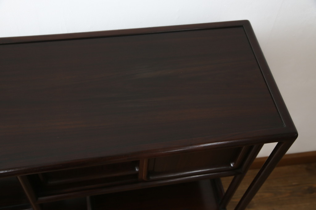 中古　美品　伝統工芸品　大阪唐木指物　中澤唐木　好斎作　紫檀(シタン)材　漆塗り　品のある佇まいが魅力の飾り棚(茶棚、違い棚、戸棚、収納棚)(R-075041)