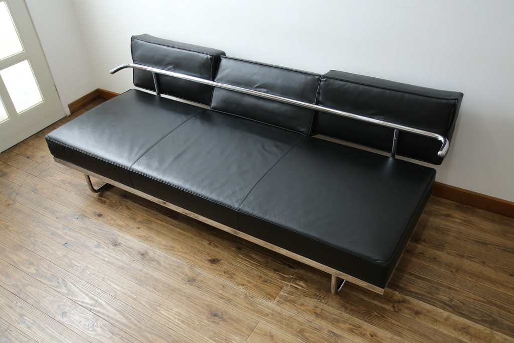 中古　美品　本革(レザー)　Cassina(カッシーナ)　Le Corbusier(ル・コルビュジエ)　LC5　シンプルモダンなデザインが素敵な3人掛けソファ(3Pソファ、三人掛け)(定価約174万円)(R-068572)