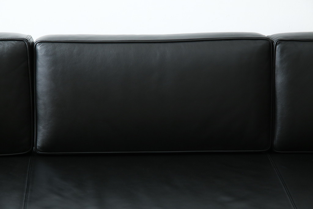 中古　美品　本革(レザー)　Cassina(カッシーナ)　Le Corbusier(ル・コルビュジエ)　LC5　シンプルモダンなデザインが素敵な3人掛けソファ(3Pソファ、三人掛け)(定価約174万円)(R-068572)