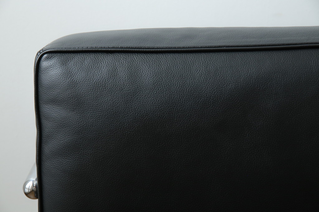 中古　美品　本革(レザー)　Cassina(カッシーナ)　Le Corbusier(ル・コルビュジエ)　LC5　シンプルモダンなデザインが素敵な3人掛けソファ(3Pソファ、三人掛け)(定価約174万円)(R-068572)