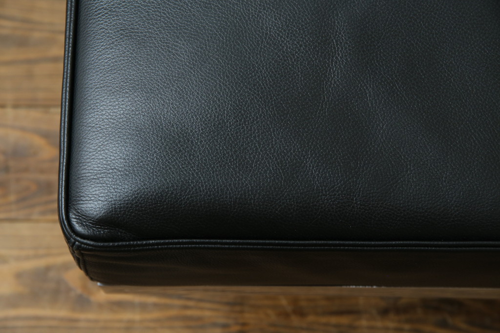 中古　美品　本革(レザー)　Cassina(カッシーナ)　Le Corbusier(ル・コルビュジエ)　LC5　シンプルモダンなデザインが素敵な3人掛けソファ(3Pソファ、三人掛け)(定価約174万円)(R-068572)
