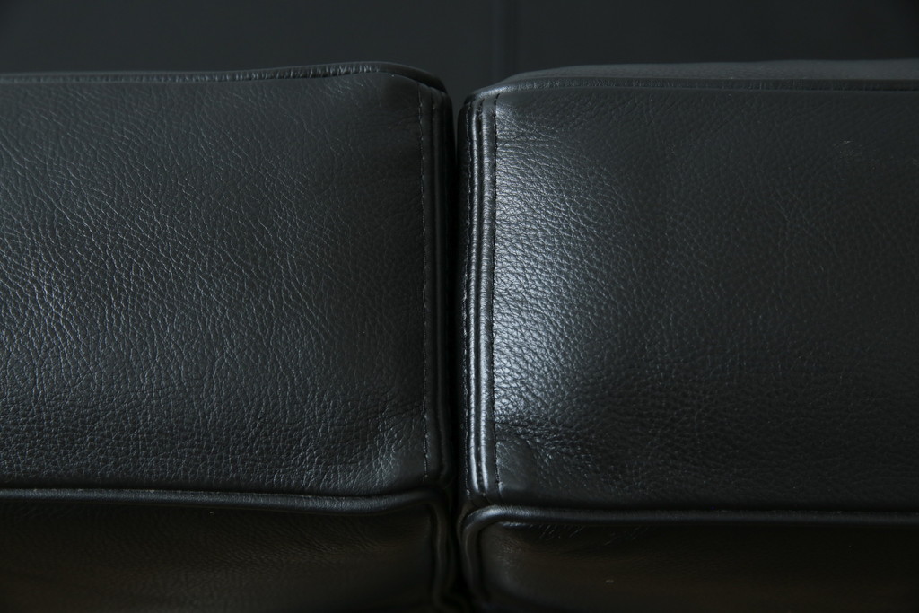中古　美品　本革(レザー)　Cassina(カッシーナ)　Le Corbusier(ル・コルビュジエ)　LC5　シンプルモダンなデザインが素敵な3人掛けソファ(3Pソファ、三人掛け)(定価約174万円)(R-068572)