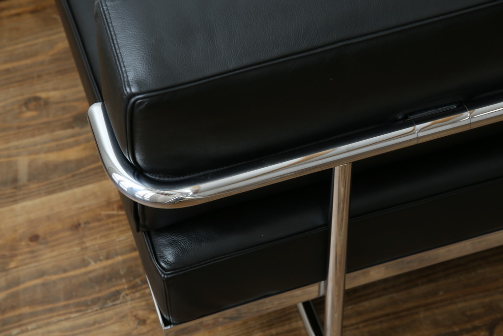 中古　美品　本革(レザー)　Cassina(カッシーナ)　Le Corbusier(ル・コルビュジエ)　LC5　シンプルモダンなデザインが素敵な3人掛けソファ(3Pソファ、三人掛け)(定価約174万円)(R-068572)