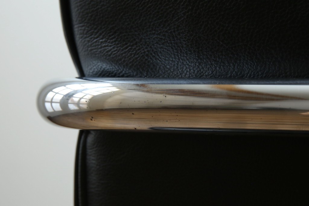 中古　美品　本革(レザー)　Cassina(カッシーナ)　Le Corbusier(ル・コルビュジエ)　LC5　シンプルモダンなデザインが素敵な3人掛けソファ(3Pソファ、三人掛け)(定価約174万円)(R-068572)