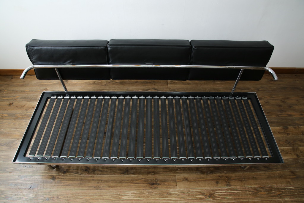 中古　美品　本革(レザー)　Cassina(カッシーナ)　Le Corbusier(ル・コルビュジエ)　LC5　シンプルモダンなデザインが素敵な3人掛けソファ(3Pソファ、三人掛け)(定価約174万円)(R-068572)