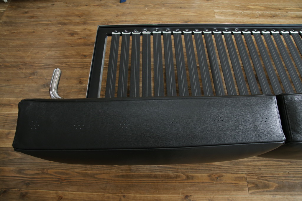 中古　美品　本革(レザー)　Cassina(カッシーナ)　Le Corbusier(ル・コルビュジエ)　LC5　シンプルモダンなデザインが素敵な3人掛けソファ(3Pソファ、三人掛け)(定価約174万円)(R-068572)