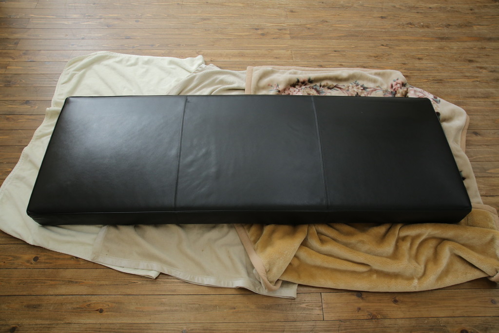 中古　美品　本革(レザー)　Cassina(カッシーナ)　Le Corbusier(ル・コルビュジエ)　LC5　シンプルモダンなデザインが素敵な3人掛けソファ(3Pソファ、三人掛け)(定価約174万円)(R-068572)