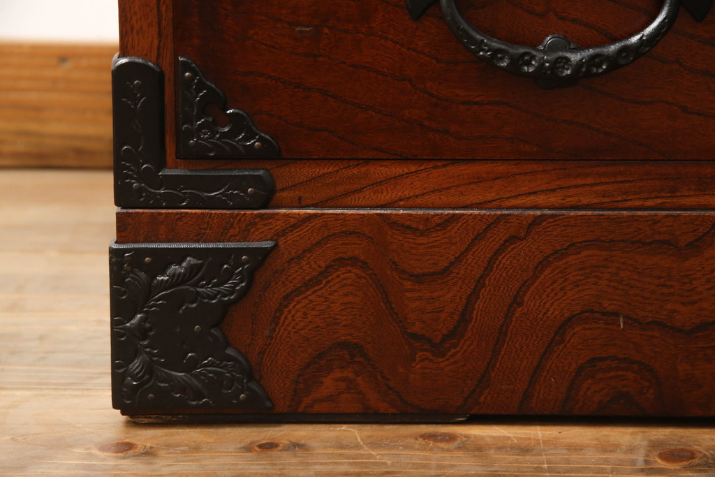 中古　美品　岩谷堂箪笥　細やかなデザインの金具が目を惹くサイドボード(衣装箪笥、収納箪笥、和タンス、引き出し)(R-060699)