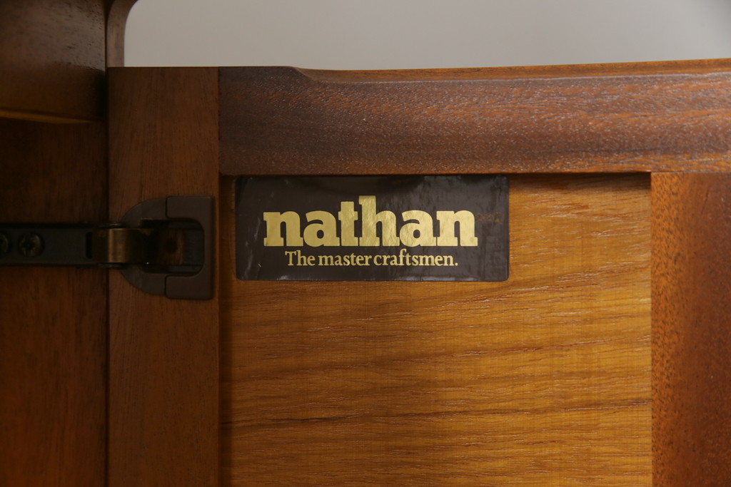 イギリスビンテージ　北欧スタイル　nathan(ネイサン)　チーク材　ユニークな形が個性的なコーナーキャビネット(飾り棚、収納棚、ヴィンテージ)(R-063340)
