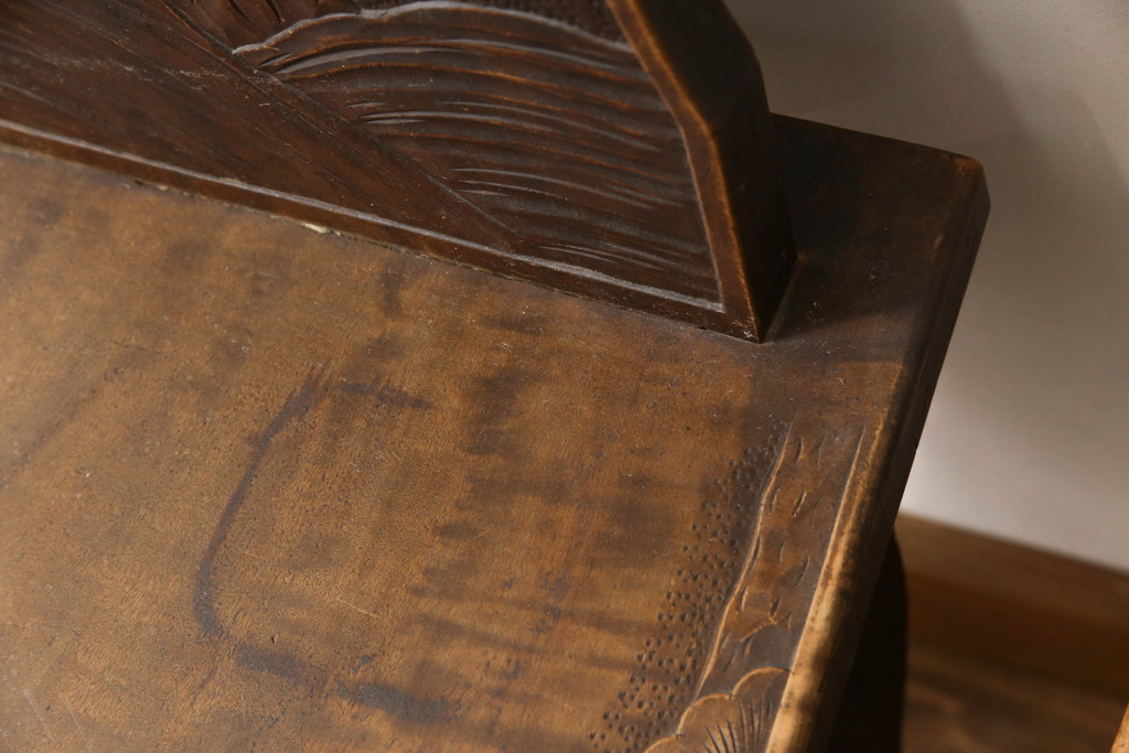 中古　軽井沢彫り　シックな色合いと優美な曲線デザインが魅力のチェア2脚セット(板座チェア、ダイニングチェア、イス、椅子)(R-070441)
