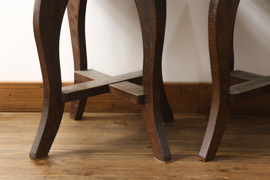 中古　軽井沢彫り　シックな色合いと優美な曲線デザインが魅力のチェア2脚セット(板座チェア、ダイニングチェア、イス、椅子)(R-070441)