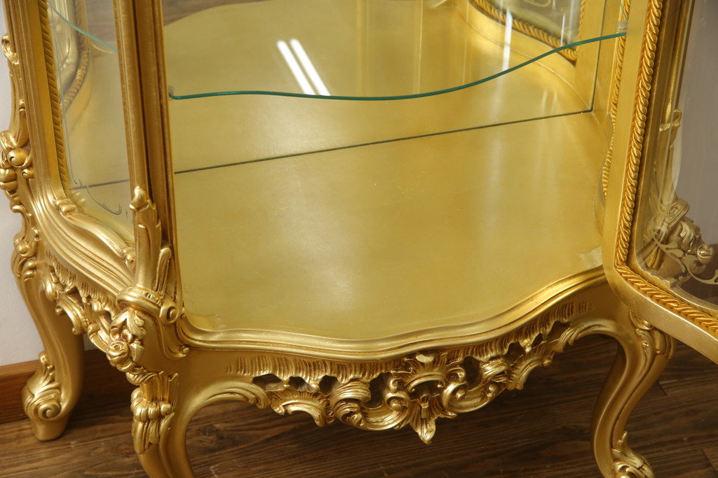中古　美品　SILIK(シリック)　ロココ調　背面鏡張り　華やかな色合いと装飾が魅力的なキャビネット(キュリオケース、ガラスケース、ショーケース、飾り棚、陳列棚、食器棚、店舗什器)(定価約290万円)(R-076246)