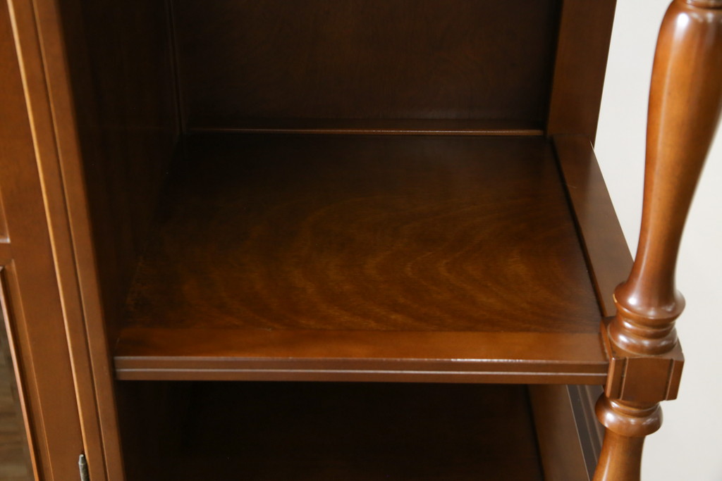中古　美品　国会議事堂納品の高級家具メーカー　徳田家具　細部まで丁寧につくりこまれた重厚感あるキャビネット(収納棚、飾り棚、ガラスケース、ショーケース、戸棚、店舗什器)(R-068115)