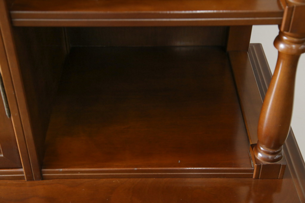 中古　美品　国会議事堂納品の高級家具メーカー　徳田家具　細部まで丁寧につくりこまれた重厚感あるキャビネット(収納棚、飾り棚、ガラスケース、ショーケース、戸棚、店舗什器)(R-068115)