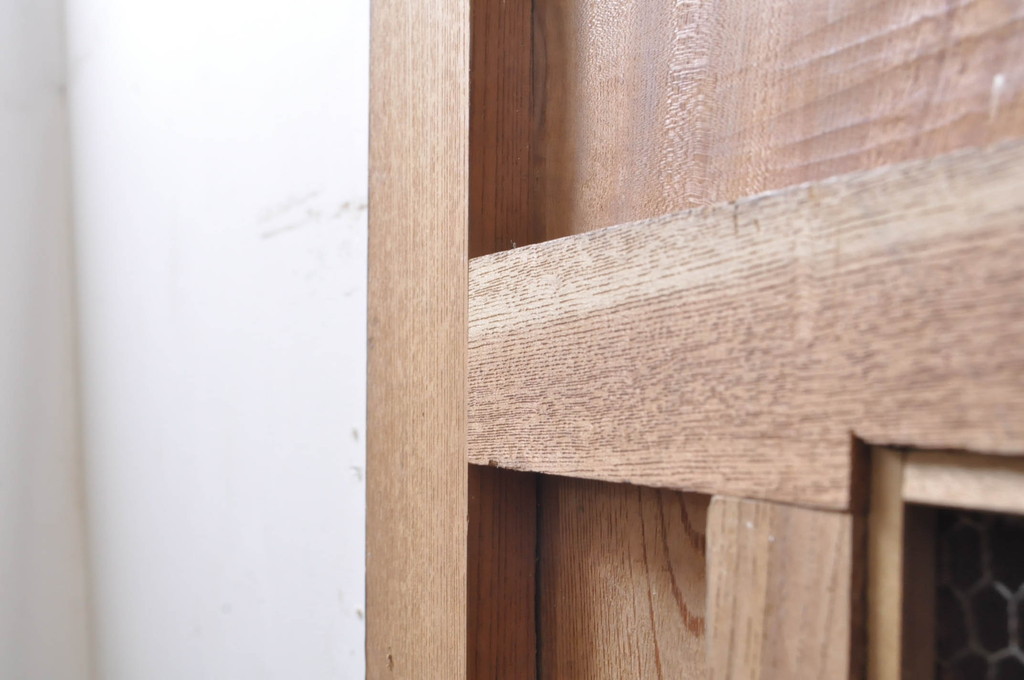 アンティーク建具　総欅(ケヤキ)材　鏡板1枚板　重厚感のある佇まいが魅力の升目(マス目)格子蔵戸1枚(きつね格子、狐格子、格子戸、玄関戸、引き戸)(R-068317)