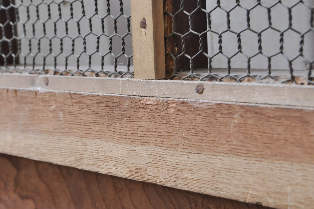 アンティーク建具　総欅(ケヤキ)材　鏡板1枚板　重厚感のある佇まいが魅力の升目(マス目)格子蔵戸1枚(きつね格子、狐格子、格子戸、玄関戸、引き戸)(R-068317)